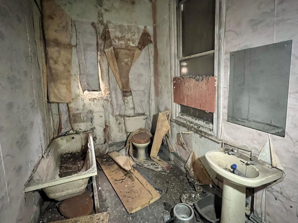 Lot: 36 - PROPERTY WITH PERMISSION FOR SEVEN FLATS AND COMMERCIAL SPACE - Internal photo